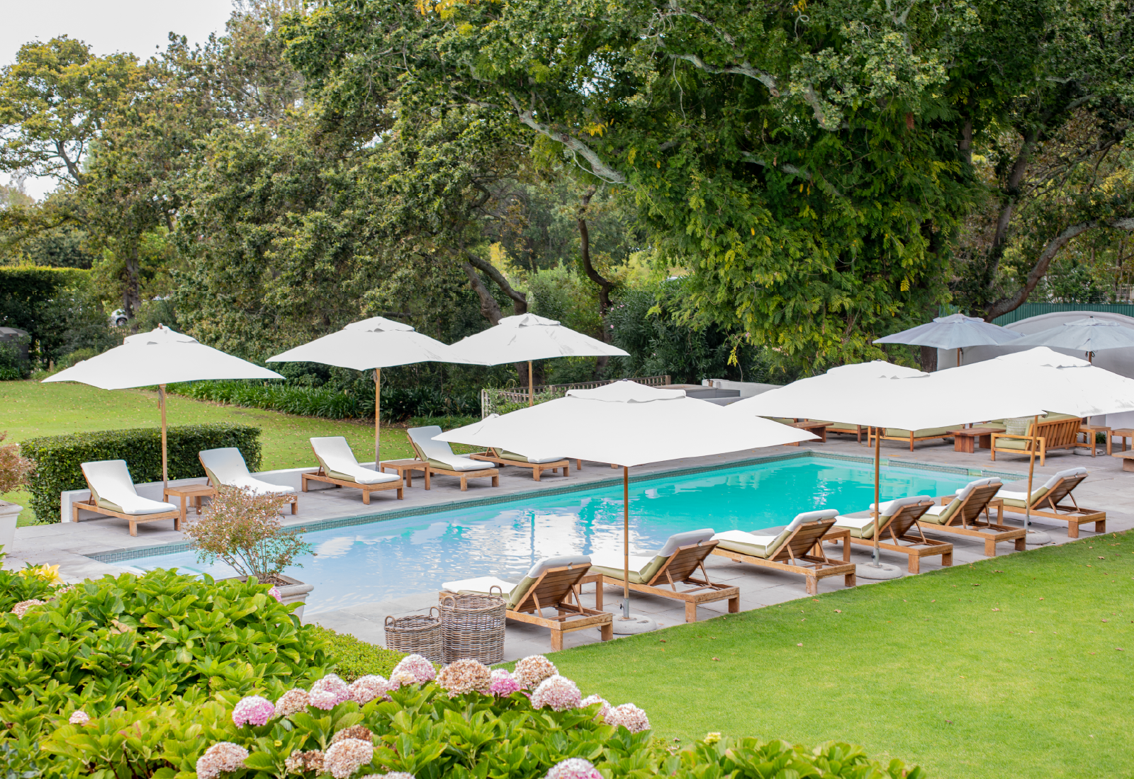 Alphen_Gallery. Grounds. 18